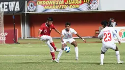 Penyerang Timnas Indonesia U-16, Muhammad Nabil Asyura mengontrol bola dari kawalan dua pemain Myanmar pada pertandingan semifinal Piala AFF U-16 2022 di Stadion Maguwoharjo, Sleman, Rabu (10/8/2022). Timnas Indonesia U-16 menang lewat adu penalti atas Myanmar 6-5 (1-1). (Foto:Dok PSSI)