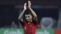 Striker Timnas Indonesia, Beto Goncalves, menyapa suporter usai mengalahkan Timor Leste pada laga Piala AFF 2018 di SUGBK, Jakarta, Selasa (13/11). Indonesia menang 3-1 atas Timor Leste. (Bola.com/Yoppy Renato)