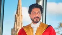 Shah Rukh Khan sebelumnya pernah memperoleh gelar doktor di bidang seni dan budaya dari University of Bedfordshire, Inggris. [foto: twitter/SRKUniverse]