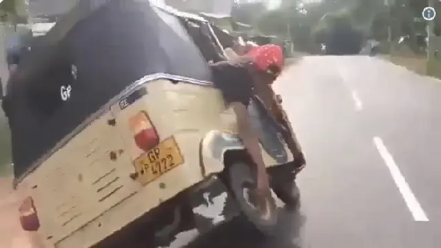 aksi greget ganti ban bajaj (foto: twitter/@riteshadesai)