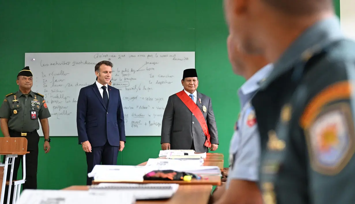 Di Akademi Militer, kedua pemimpin negara akan melakukan peninjauan fasilitas, termasuk laboratorium bahasa Prancis. (JEANNE ACCORSINI/POOL/AFP)