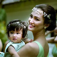 Di pernikahan Chicco Jerikho dan Putri Marino hadir sederet wanita cantik sebagai Brides Maid. Di tengah para wanita cantik, hadir seorang gadis cilik menggemaskan yang juga menjadi brides maid. (Instagram/salmajihane.putridewanto.fb)