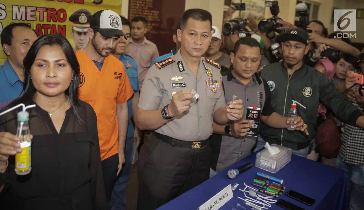 Kapolres Jakarta Selatan Kombes Mardiaz Kusin menujukkan barang bukti terkait kasus narkoba yang menjerat Fachri Albar di Polres Jakarta Selatan, Rabu (14/2). (Liputan6.com/Faizal Fanani)