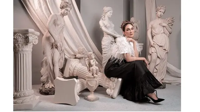 7 Gaya Luna Maya saat Pemotretan Bertema Dewi Yunani, Memesona