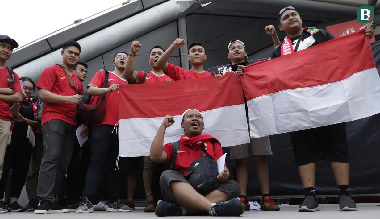 Suporter Timnas Indonesia berkumpul saat berada di Stadion Nasional, Singapura, Jumat (9/11). Indonesia akan melawan Singapura pada laga Piala AFF 2018. (Bola.com/M. Iqbal Ichsan)
