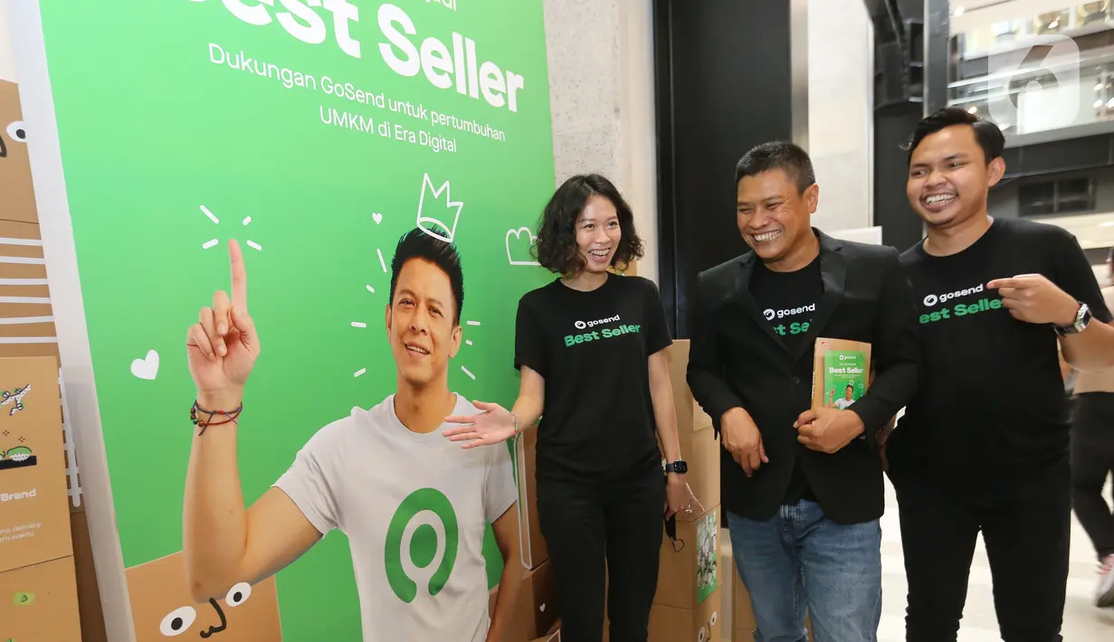 Head of Marketing Logistic Gojek Marsela Renata, Pakar marketing sekaligus penulis buku Kiat Jitu Menjadi Best Seller Yuswohady dan Pemilik Ferry Fish sekaligus mitra usaha GoSend Power Seller Rifki berbincang usai peluncuran buku Kiat Jitu Menjadi Best Seller: Dukungan GoSend untuk Pertumbuhan UMKM di Era Digital di Sarinah, Jakarta Selasa (24/5/2022). (Liputan6.com/Fery Pradolo)