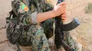 Prajurit perempuan Yazidi dari Unit Perlawanan Sinjar (YBS) memegang senapan AK47 saat Berpatroli penjagaan wilayah Pegunungan Sinjar dari serangan militan ISIS di Irak (6/6). (Reuters/Stringer)