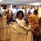 Pengunjung melihat pakaian yang dipamerkan dalam acara UMKM Export BRILian Preneur 2019  di Jakarta Convention Center, Jakarta, Jumat (20/12/2019). UMKM Export BRILian Preneur 2019 menampilkan aneka produk dari 150 UMKM binaan Bank BRI dan Rumah Kreatif BUMN (RKB). (Liputan6.com/Johan Tallo)