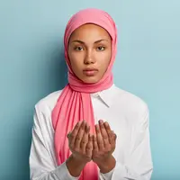 Ilustrasi Membaca Doa Credit: shutterstock.com