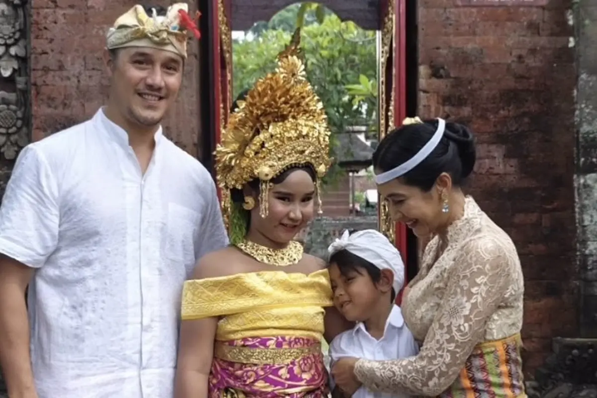 Putri Happy Salma Dibalut Pakaian khas Bali saat Upacara Bungan Jaje