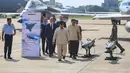 Presiden Prabowo Subianto (tengah) saat menyerahkan sejumlah Alat Utama Sistem Senjata (Alutsista) strategis ke TNI di Pangkalan Udara (Lanud) Halim Perdanakusuma, Jakarta, Senin (18/5/2026). (merdeka.com/Arie Basuki)