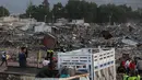 Sejumlah warga melihat lokasi ledakan pasar kembang api terbesar di luar Ibu Kota Meksiko, Selasa (20/12). Petugas pemadam dan tim pertolongan dari negara bagian dan ibu kota berkumpul di lokasi kejadian setelah ledakan. (REUTERS/Edgard Garrido)