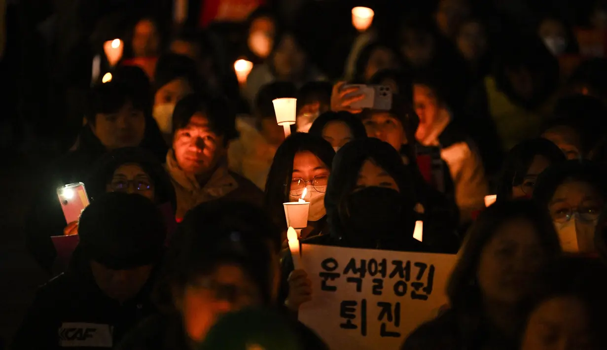 Ribuan warga Korea Selatan turun ke jalan untuk memprotes dan menyerukan pemakzulan serta penangkapan Yoon Suk Yeol. (Philip FONG/AFP)