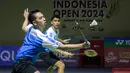 Pebulu tangkis ganda putra Indonesia, Sabar Karyaman Gutama/Moh Reza Pahlevi berusaha mengembalikan kok ke arah pasangan Chinese Taipei, Lee Jhe-Huei/Yang Po-Hsuan pada babak perempat final Indonesia Open 2024 di Istora Senayan, Jakarta, Sabtu (07/06/2024). (Bola.com/Bagaskara Lazuardi)