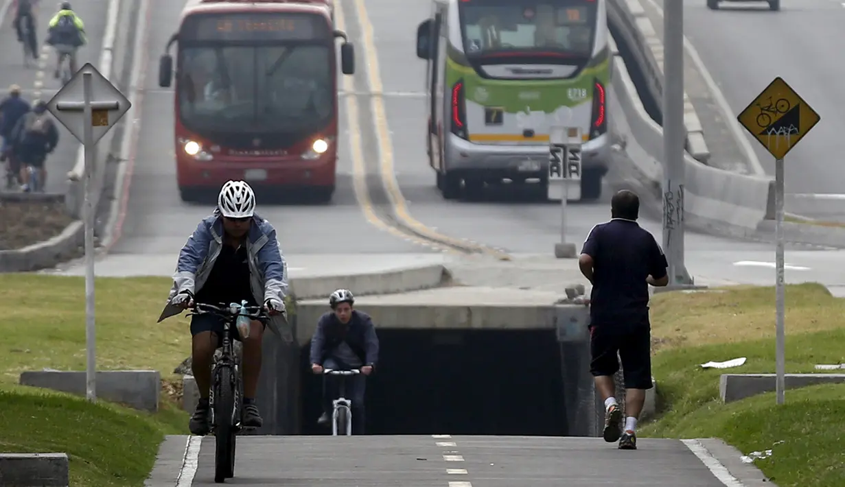 Sejumlah Pengendara sepeda melintasi jalur yang telah disediakan selama "No Car Day" di Bogota, Kolombia (4/2/2016). Selama " No Car Day" Jalur ini juga dapat dilalui para pengguna sepatu roda dan skateboard. (REUTERS/John Vizcaino)