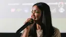 Aktris Nirina Nirina Zubir memberikan keterangan saat jumpa pers peluncuran film Keluarga Cemara 2 di Jakarta, Senin (20/6/2022). Film Keluarga Cemara 2 akan tayang pada 23/6/2022, yang menceritakan drama kehidupan keluarga yang hits era tahun 90an. (Liputan6.com/Herman Zakharia)