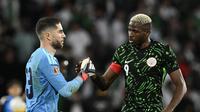 Luca Zidane (kiri) bersalaman dengan Victor Osimhen saat Aljazair menghadapi Nigeria pada lanjutan Piala Afrika 2025, Sabtu (10/1/2026) malam WIB. (SEBASTIEN BOZON / AFP)