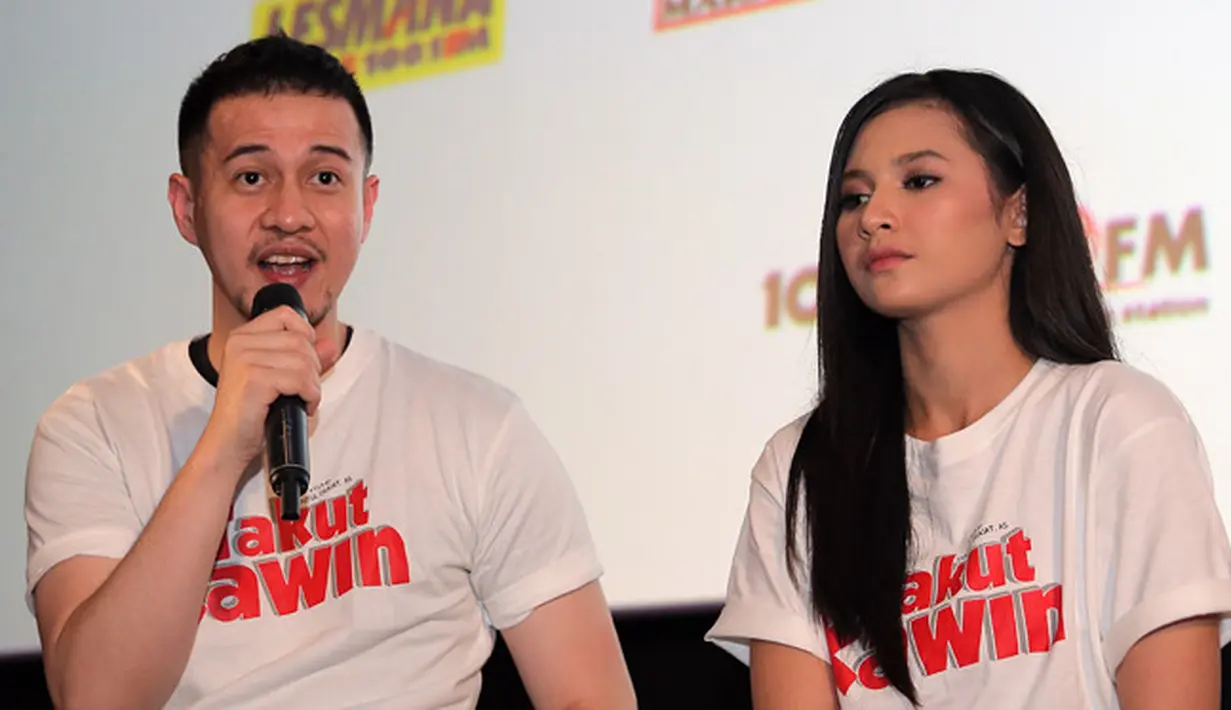 Dalam film terbarunya Takut Kawin, rencana pernikahan Herjunot Ali yang memerankan Bimo dengan Lala yang diperankan Indah Permatasari digambarkan berantakan lantaran melihat pesta pernikahan sahabatnya. (Deki Prayoga/Bintang.com)