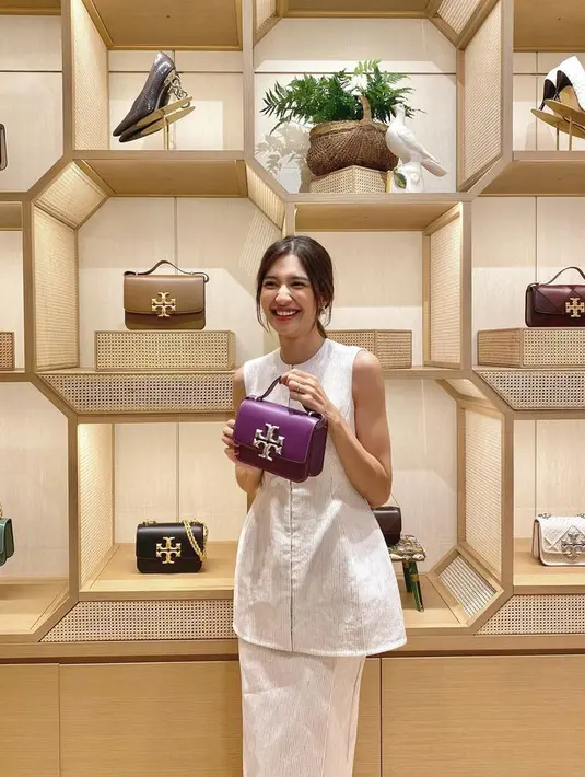 Belanja ke butik Tory Burch di NYC, Mikha memakai set atasan tanpa lengan dan rok warna putih yang chic. [Foto: @miktambayong]
