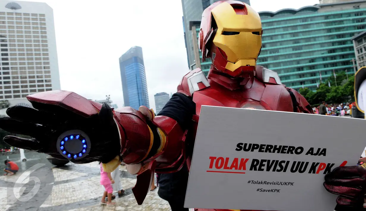 Seorang aktivis mengenakan kostum Ironman selama aksi menolak revisi UU KPK,Jakarta, (21/02). Superhero ini tergabung dalam Koalisi Masyarakat Anti-Korupsi. (Liputan6.com/Helmi Afandi)