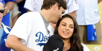 Tinggal 6 minggu lagi menjalani proses lahiran anak ke-2 nya, Mila Kunis terlihat sedang berbelanja ditemani suaminya, Ashton Kutcher. (AFP/Bintang.com)