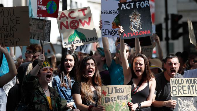 Aktivis Extinction Rebellion menggelar protes terkait kebakaran hutan Amazon di luar Kedutaan Besar Brasil di London, Inggris, Jumat (23/8/2019). (AP Photo/Frank Augstein)