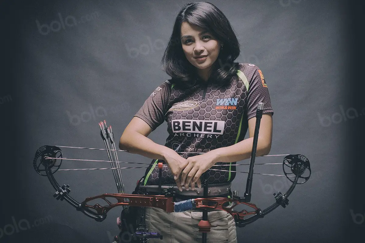 Dellie Threesyadinda, pepanah puteri Indonesia nomor Compound berpose buat Bola.com. (Peksi Cahyo/Bolacom)