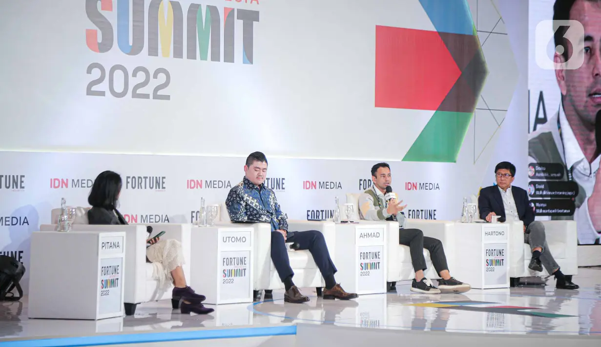 Managing Director EMTEK Sutanto Hartono (kanan), pemilik Rans Entertaiment Raffi Ahmad (kedua kanan), dan Founder and CEO IDN Media Winston Utomo (kedua kiri) saat menjadi pembicara pada Fortune Indonesia Summit 2022 di Jakarta, Kamis (19/5/2022). Fortune Indonesia Summit 2022 mengusung tiga tema besar yaitu impact, growth, dan sustainability. (Liputan6.com/Faizal Fanani)