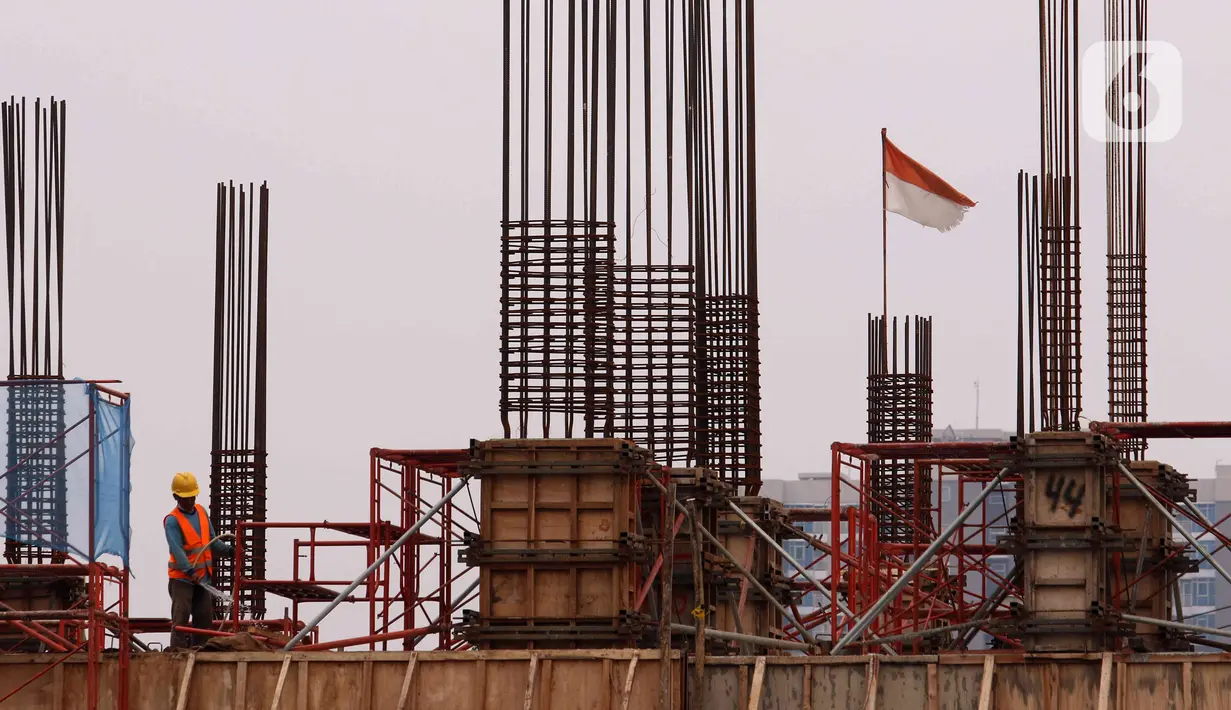 Pekerja tengah membangun gedung bertingkat di kawasan Jakarta, Rabu (5/1/2022). Upah yang awalnya hanya naik 0,85 persen atau Rp 38.000, direvisi menjadi 5,1 persen atau Rp 225.667 per bulan, sehingga nilai UMP 2022 menjadi Rp 4.641.854 per bulan. (Liputab6.com/Angga Yuniar)
