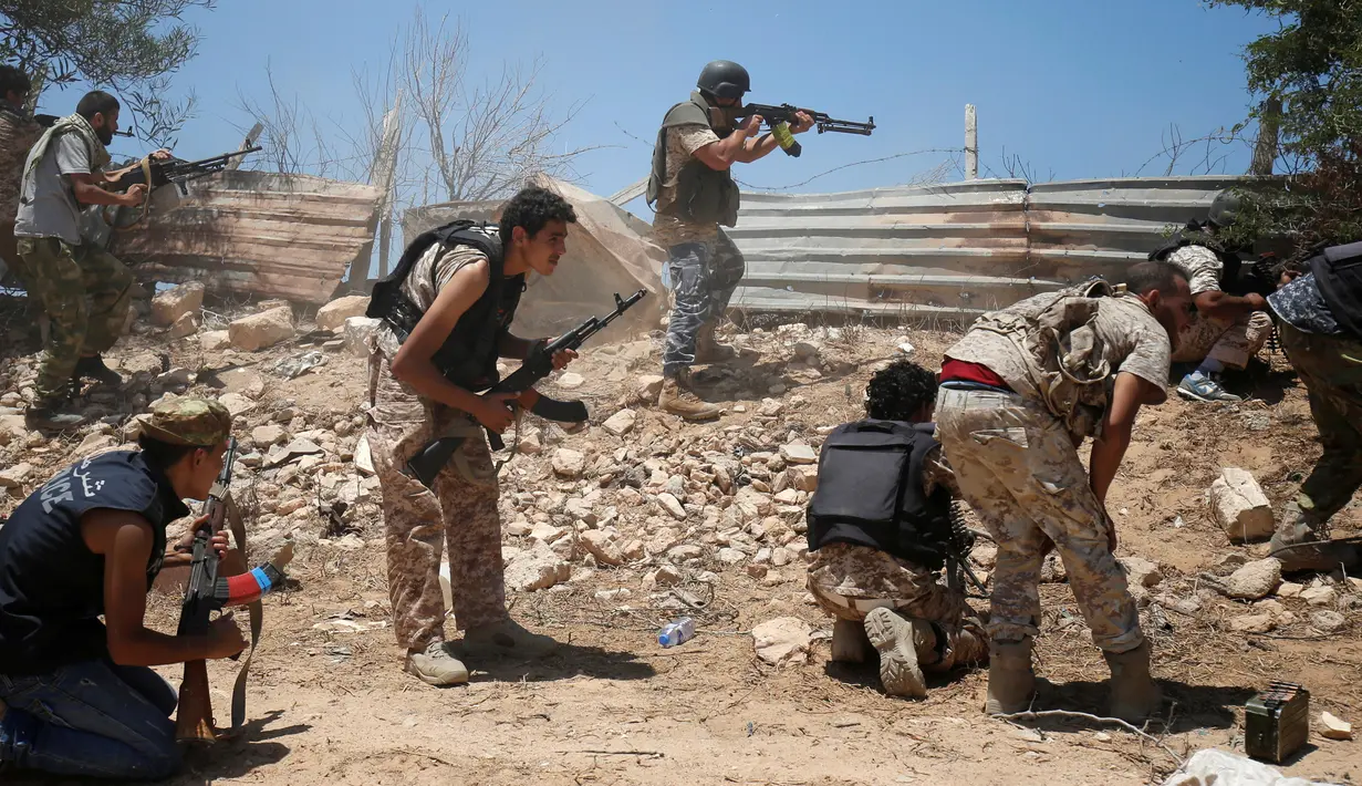 Pasukan tentara Libya saat membombardir militan ISIS untuk merebut kembali kota Sirte, Libya, (21/7). Dalam pertempuran tersebut, 13 anggota ISIS tewas dan lebih dari 110 orang terluka. (REUTERS/Goran Tomasevic)