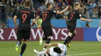 Para pemain Kroasia merayakan gol yang dicetak Ivan Rakitic ke gawang Argentina pada laga grup D Piala Dunia di Stadion Nizhny Novgorod, Nizhny, Kamis (21/3/2018). Kroasia menang 3-0 atas Argentina. (AP/Ricardo Mazalan)