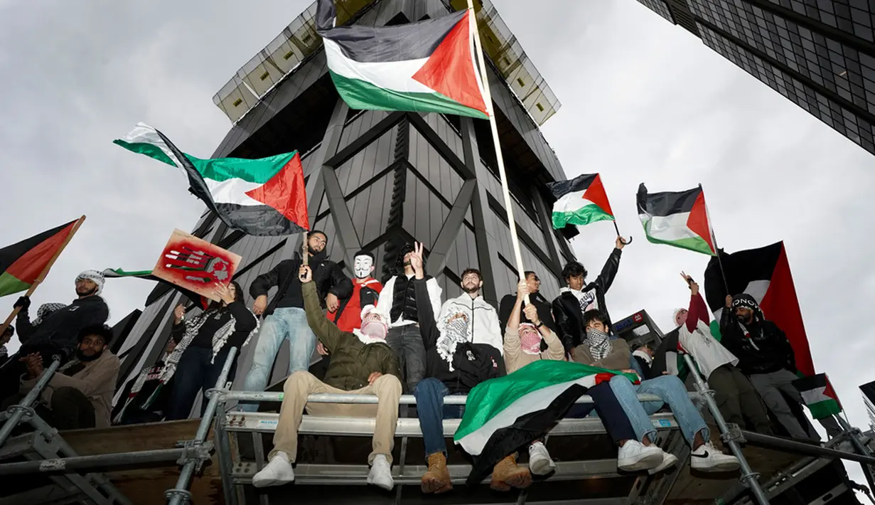 Polisi Toronto meningkatkan kehadirannya menjelang demonstrasi Israel dan Palestina, memperingatkan terhadap kebencian. (Arlyn McAdorey/The Canadian Press via AP)