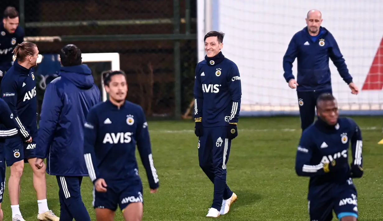 Pemain baru Fenerbahce, Mesut Ozil (tengah), saat mengikuti sesi latihan perdananya bersama tim, di Istanbul, Minggu, (24/1/2021). (Foto: AFP/Ozan Kose)