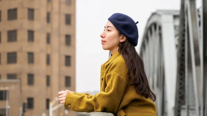 perempuan tabah sabar mandiri dewasa santai