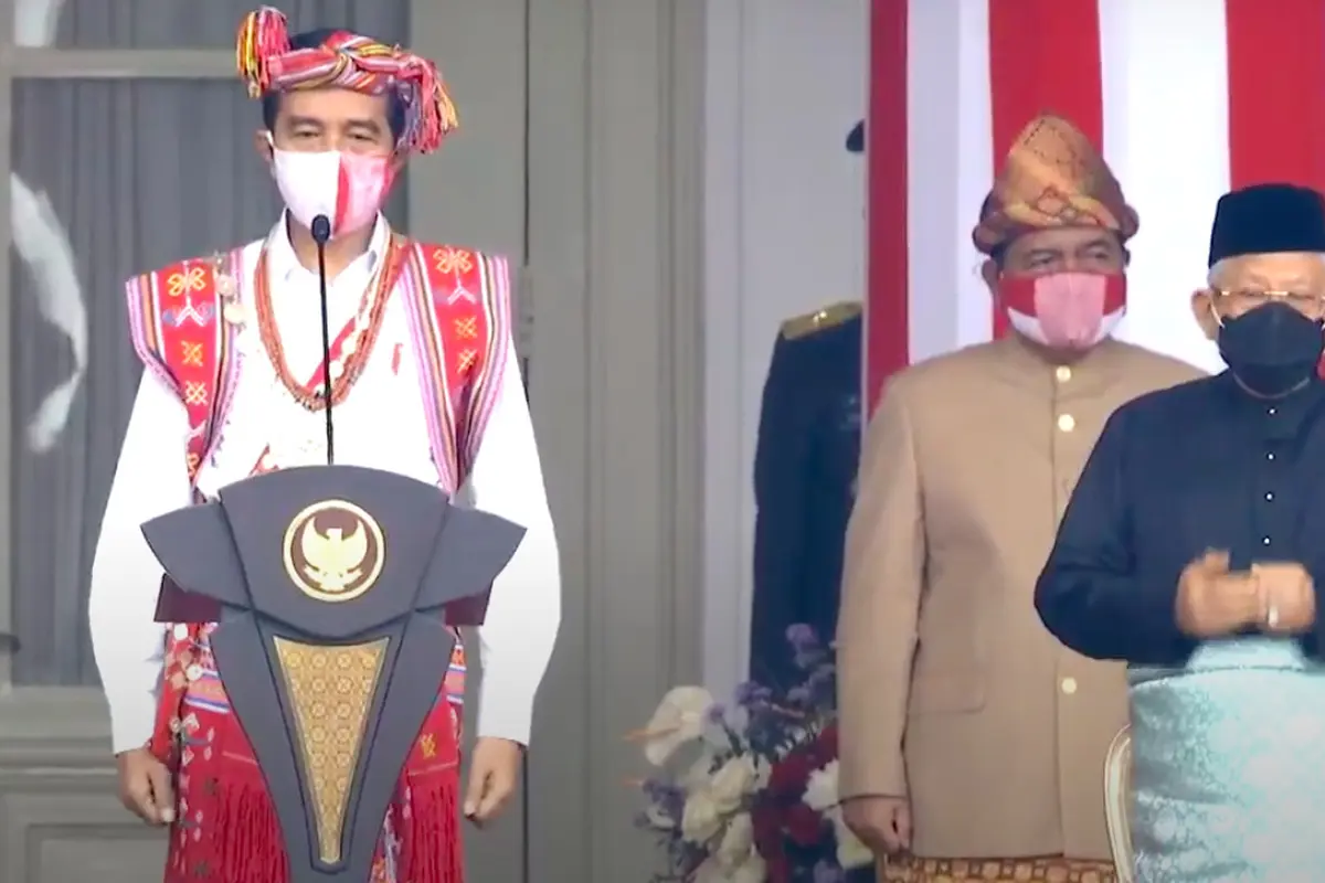 - Presiden Joko Widodo atau Jokowi mengenakan baju adat Timor Tengah Selatan dari Nusa Tenggara Timur (NTT)