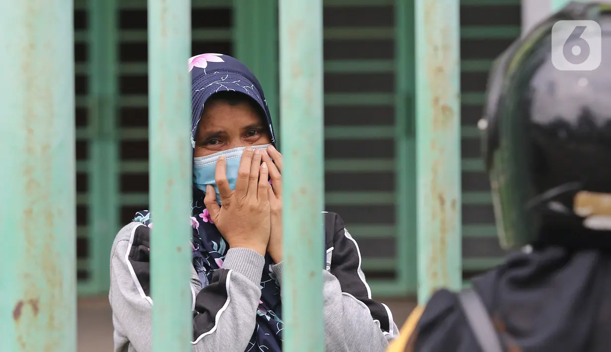 Pasien yang berstatus OTG saat bertemu keluarganya di Stadion Patriot Chandrabhaga, Bekasi, Jawa Barat, Rabu (16/12/2020). Kegiatan olahraga tersebut rutin dilakukan setiap pagi hari untuk meningkatkan daya tahan tubuh pasien yang menjalani isolasi mandiri. (Liputan6.com/Herman Zakharia)