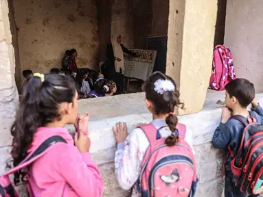 Anak-anak Palestina menghadiri kelas di sekolah bersejarah "Al-Kamaliya al-Othmanya" di Kota Tua Gaza yang menjadi bagian dari inisiatif sukarelawan yang diorganisir oleh para guru pengungsi, di Kota Gaza pada 2 November 2025. Badan Perserikatan Bangsa Bangsa (PBB) untuk Pengungsi Palestina (UNRWA) mengumumkan minggu ini, setelah dimulainya gencatan senjata antara Israel dan Hamas berlaku di Gaza, mereka membuka kembali beberapa sekolah di wilayah tersebut. (Omar AL-QATTAA/AFP)