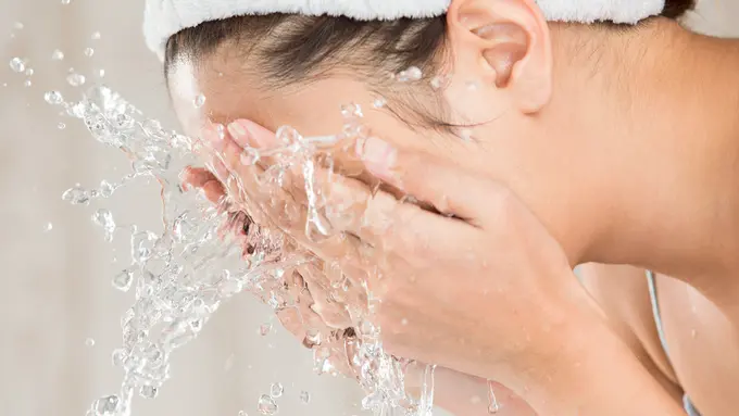 Efek baik cuci muka sebelum tidur dan efek buruk jika tidak mencuci muka sebelum tidur.