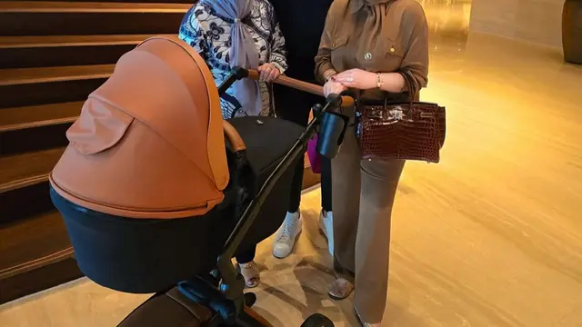 Momen Syahrini dan Reyno Barack Kompak Momong Anak saat di Singapura, Gayanya Jadi Sorotan