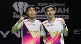 Pebulu tangkis ganda putra Indonesia, Raymond Indra/Nikolaus Joaquin merayakan kemenangan usai bertanding melawan Sabar Karyaman Gutama/Moh Reza Pahlevi Isfahani pada semifinal Indonesia Masters 2026 di Istora Gelora Bung Karno, Senayan, Jakarta, Sabtu (24/1/2026). (Bola.com/M Iqbal Ichsan)