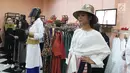 Model mengenakan busana modest wear dalam trunk show yang bertajuk "Helo Holy" karya 3 desainer lokal berbakat di Fashion First, Jakarta, Kamis (3/5). Koleksi ini dalam rangka menyambut bulan suci Ramadan.(Liputan6.com/Arya Manggala)