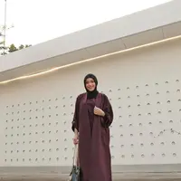 Gaya Aurel hermansyah, Tampil dengan Busana Modest Warna Cokelat Mahogany yang Diprediksi Jadi Tren Lebaran 2025. [@aurelie.hermansyah].