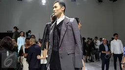 Model pria mengenakan pakaian rancangan desainer senior Tri Handoko saat tampil di  IPMI Trend Show 2017, Jakarta, (11/11). Bertajuk Rectitude, Tri Handoko memamerkan 16 koleksi Spring Summer 2017. (Liputan6.com/Faizal Fanani)