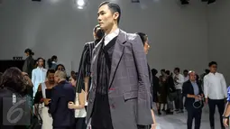 Model pria mengenakan pakaian rancangan desainer senior Tri Handoko saat tampil di IPMI Trend Show 2017, Jakarta, (11/11). Bertajuk Rectitude, Tri Handoko memamerkan 16 koleksi Spring Summer 2017. (Liputan6.com/Faizal Fanani)