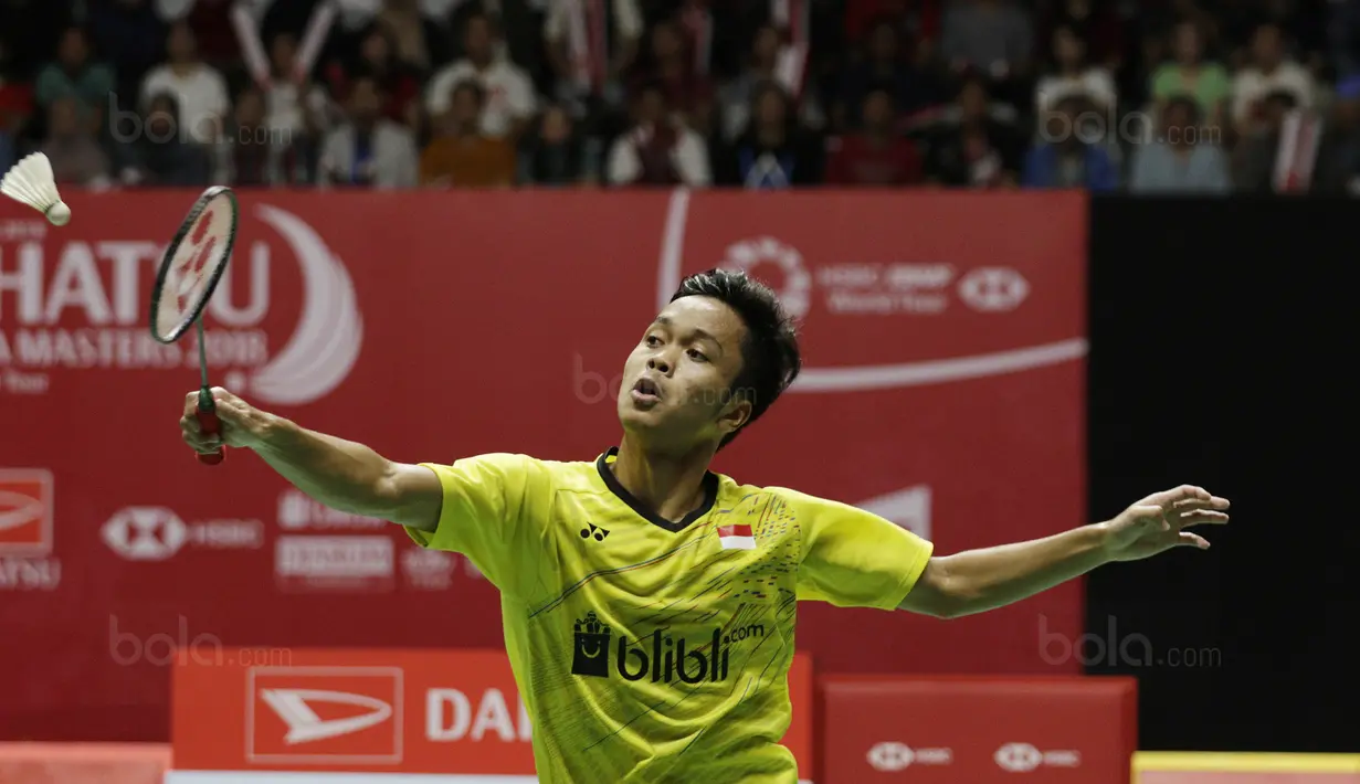Tunggal putra Indonesia, Anthony Ginting, saat melawan wakil Jepang, Kazumasa Sakai, pada laga final Indonesia Masters 2018 di Istora Senayan, Minggu (28/1/2018). Anthony Ginting menang 21-13 dan 21-12. (Bola.com/M Iqbal Ichsan)