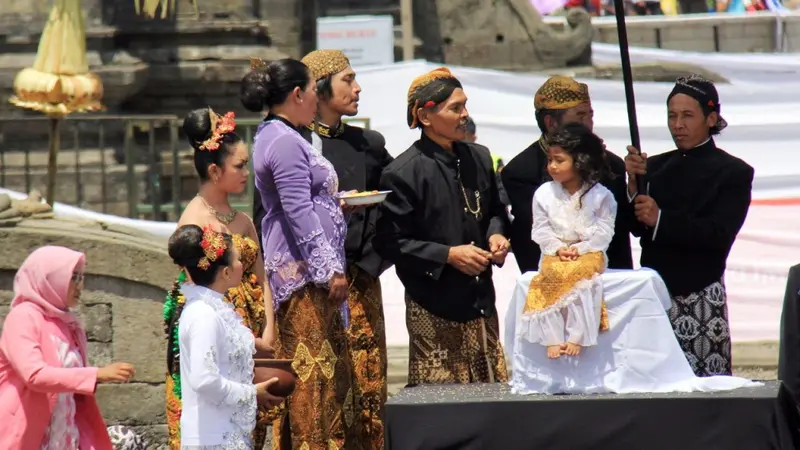 Ruwat rambut gembel atau pemotongan rambut gimbal dalam Dieng Culture Festival. (Foto: Liputan6.com/Muhamad Ridlo)