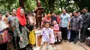 Istri Gus Dur Sinta Nuriyah dan Yenny Wahid ikut dalam peresmian patung Gus Dur kecil di Taman Amir Hamzah, Jakarta, Sabtu (25/4/2015). Patung perunggu seberat 400 kg itu dibuat atas gagasan dari Komodo Dragon Foundation. (Liputan6.com/Andrian M Tunay)