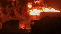 Tangki minyak terbakar di pelabuhan di Hodeidah, Yaman, Sabtu, 20 Juli 2024, akibat serangan Israel. (AP)