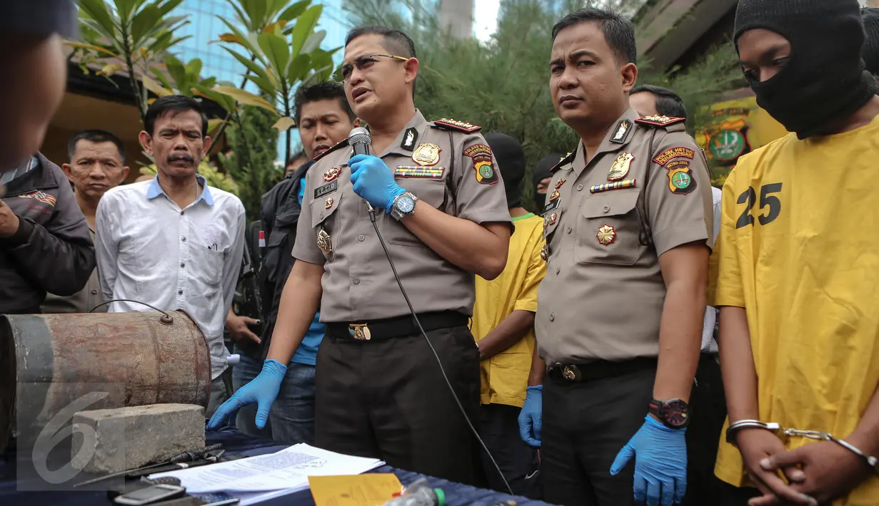 Kapolres Metro Jakarta Utara, Kombes Pol Susetio Cahyadi bersama tersangka kasus pembunuhan berencana saat rilis kasus di halaman markas Polsek Metro Penjaringan, Jakarta, Selasa (7/7/2015). (Liputan6.com/Faizal Fanani) 