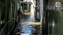 Aktivitas warga saat banjir rob di kawasan Muara Angke, Jakarta, Selasa (9/11/2021). Badan Penanggulangan Bencana Daerah (BPBD) DKI Jakarta memperkirakan puncak musim hujan dan potensi rob di Ibu Kota terjadi pada Januari hingga Februari 2022. (Liputan6.com/Faizal Fanani)